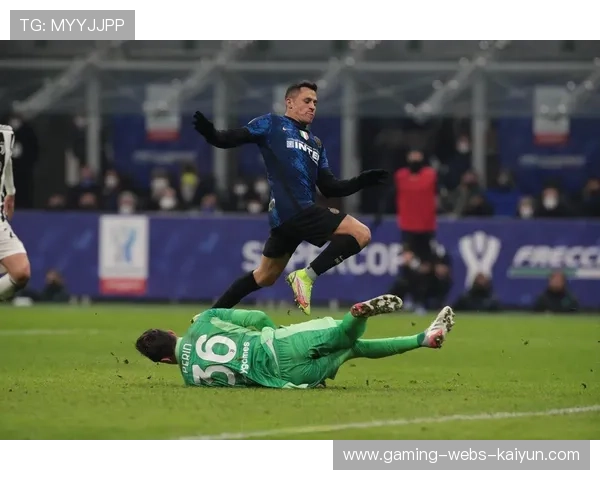 尤文麦肯尼门前抢点头球破门